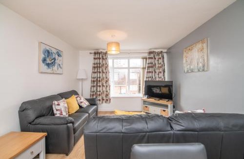 West Bromwich Apartment | Luxury Apt with 2 bathrooms n Free Parking