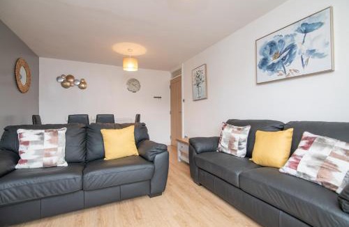 West Bromwich Apartment | Luxury Apt with 2 bathrooms n Free Parking