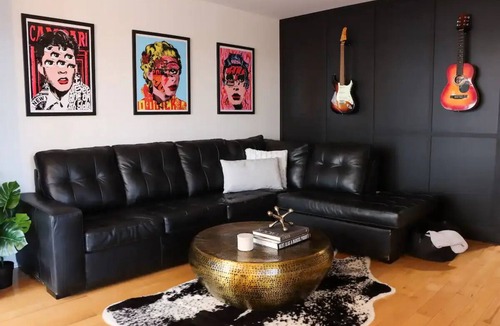 Pointe-Saint-Charles Apartment | Luxury Artist Condo In Pointe-Sainte-Charlesnn