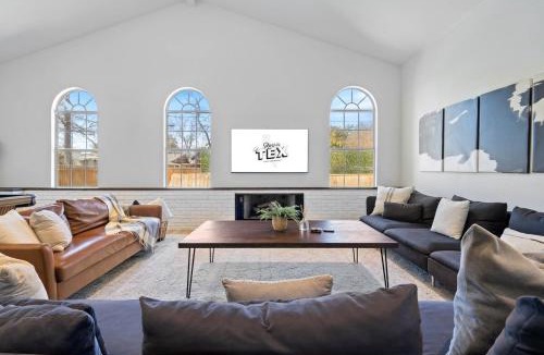 University Hills and Windsor Park House | Luxury Austin Retreat w Pool, Games, Sleeps 12