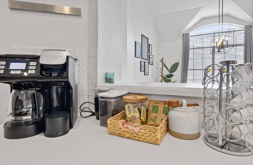 Harris Ridge Apartment | Luxury Austin Retreat w/Hot Tub & Fireplace - 4BR