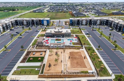 Jarrell Apartment | Luxury Austin Stay Near St. David’s with Pool+ Gym