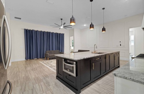 Wedgefield House | Luxury Awaits in Elegant Retreat 5-bedroom house with AC, WiFi