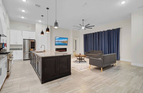 Wedgefield House | Luxury Awaits in Elegant Retreat 5-bedroom house with AC, WiFi
