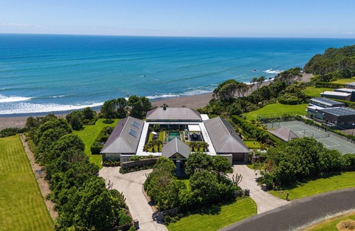 Pitone House | Luxury beach front property