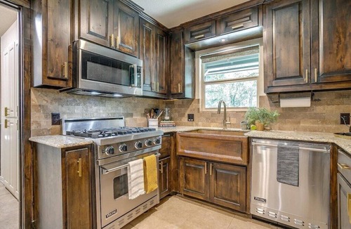 Keller House | Luxury Backyard Oasis | Sleeps 10 Near Southlake