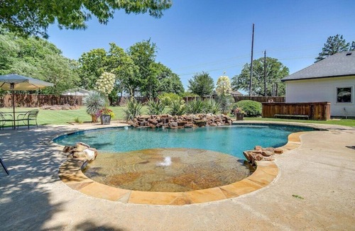 Keller House | Luxury Backyard Oasis | Sleeps 10 Near Southlake