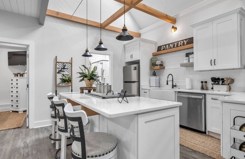Cleveland House | LUXURY Barn Chalet. 2 bedrooms, firepit, BBQ, loft, trails, ponds, park