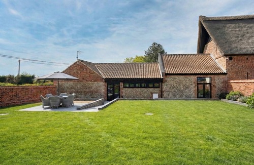 Happisburgh House | Luxury Barn, Hot Tub, Dog Friendly