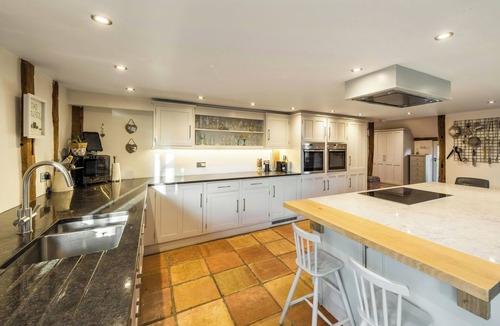 Chiddingstone Hoath House | Luxury Barn with Hot tub