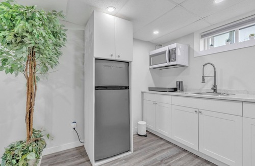 St. James House | Luxury Basement Suite in Top Prime Location