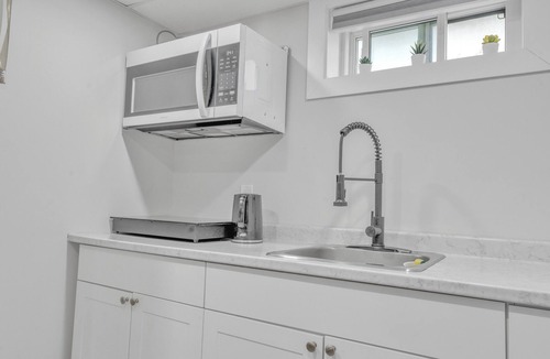 St. James House | Luxury Basement Suite in Top Prime Location