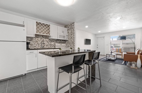 Lake Worth House | Luxury Beach Condo Getaway with fast Wifi
