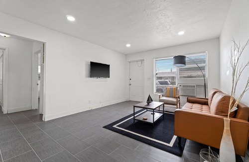 Lake Worth House | Luxury Beach Condo Getaway with fast Wifi