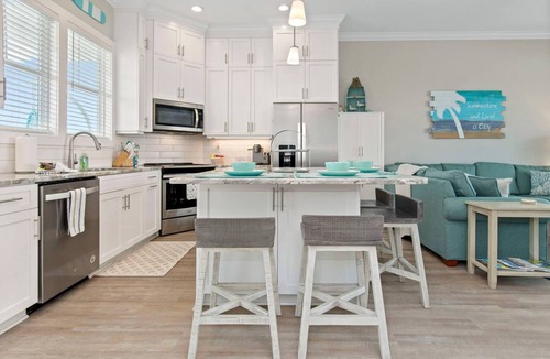 Emerald Isle Apartment | Luxury Beach Condo 5 Min Walk to Beach Shops