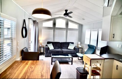 Sherkston House | Luxury Beach Cottage 1 Min to Beach & Waterpark
