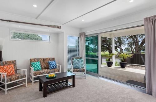 Ohope Condo | luxury beach flat, MAXIMUM four people, No cleaning fee