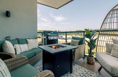 Innisfil Condo | Luxury Beach Spa w/Private Sauna!