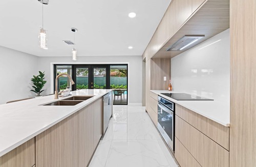 Seybold House | Luxury Beach Villa w/Heated Pool, Jacuzzi, BBQ, Courts, Pickleball & Game Room