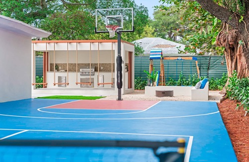 Seybold House | Luxury Beach Villa w/Heated Pool, Jacuzzi, BBQ, Courts, Pickleball & Game Room