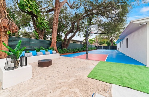 Seybold House | Luxury Beach Villa w/Heated Pool, Jacuzzi, BBQ, Courts, Pickleball & Game Room