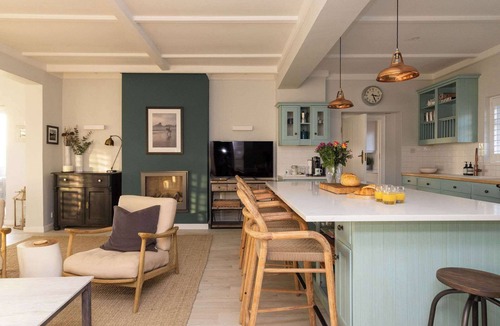 Middleton-on-Sea House | Luxury Beachfront Retreat for 14 with Hot Tub