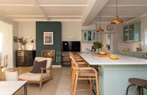 Middleton-on-Sea House | Luxury Beachfront Retreat for 14 with Hot Tub