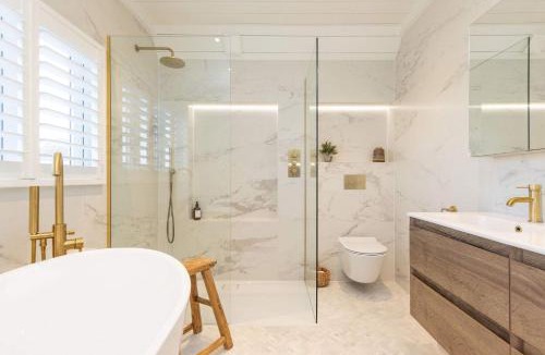 Middleton-on-Sea House | Luxury Beachfront Retreat for 14 with Hot Tub