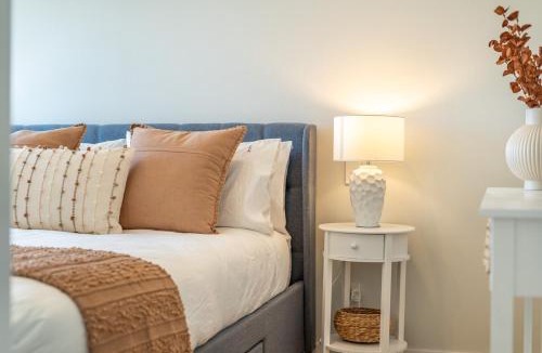 Oriental Bay Apartment | Luxury Beachfront Apartment - Private Lower Suite