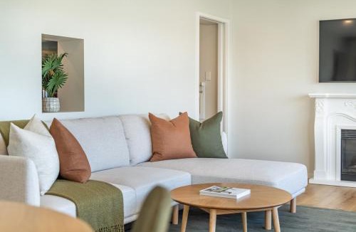 Oriental Bay Apartment | Luxury Beachfront Apartment - Private Lower Suite