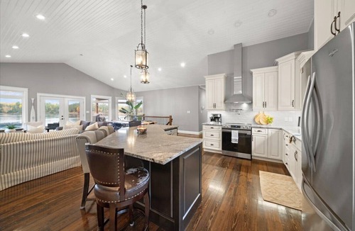 Westmeath House | Luxury Beachfront Cottage w Hot tub, Sauna & Bar
