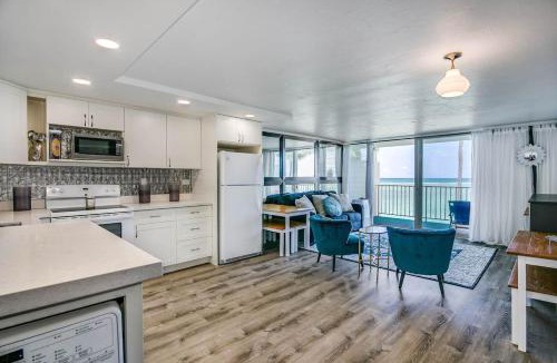 Punaluu House | Luxury Beachfront Condo