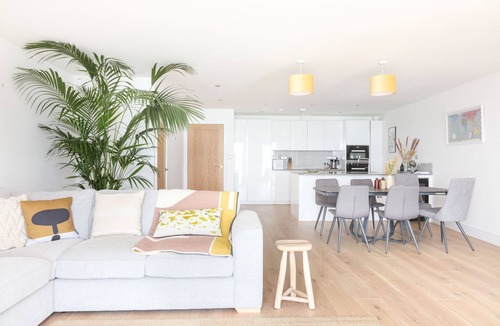 Cawsand House | Luxury beachfront maisonette with parking sleeps 6