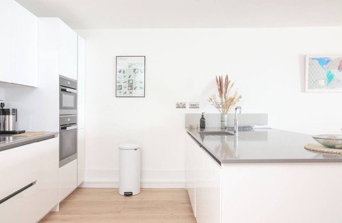 Cawsand House | Luxury beachfront maisonette with parking sleeps 6