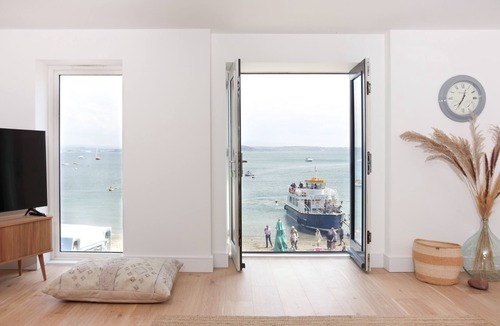 Cawsand House | Luxury beachfront maisonette with parking sleeps 6