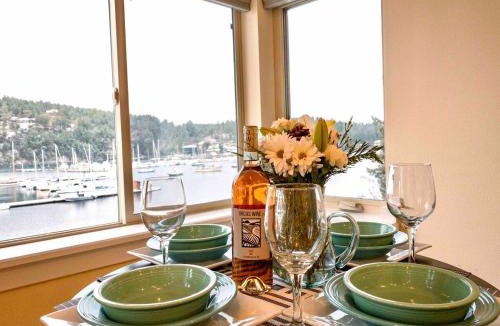 Deer Harbor House | Luxury Beachfront Orcas Island Harbormaster House