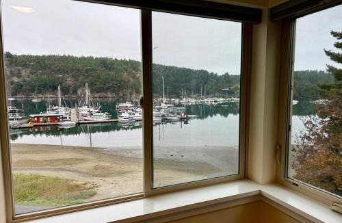 Deer Harbor House | Luxury Beachfront Orcas Island Harbormaster House