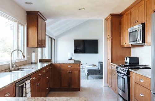 Portsmouth House | Luxury Beachfront Peaceful Large Yard Mooring