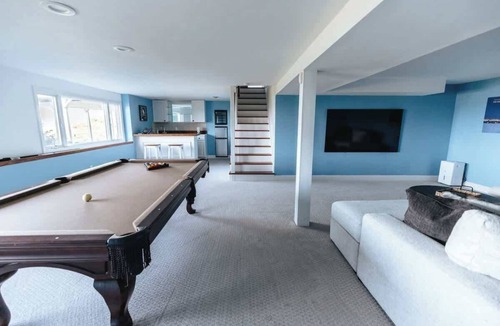 Portsmouth House | Luxury Beachfront Peaceful Large Yard Mooring