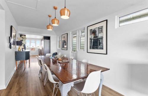 Pevensey House | Luxury Beachfront The Cozy Clam