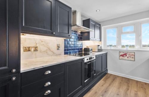 Pevensey House | Luxury Beachfront The Cozy Clam