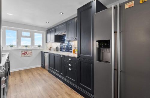 Pevensey House | Luxury Beachfront The Cozy Clam