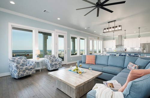 Crystal Beach House | Luxury Beachfront l Sleeps 20, Hot Tub, Pool & Game Room Fun!