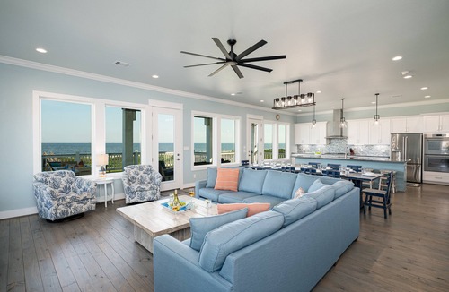 Crystal Beach House | Luxury Beachfront l Sleeps 20, Hot Tub, Pool & Game Room Fun!