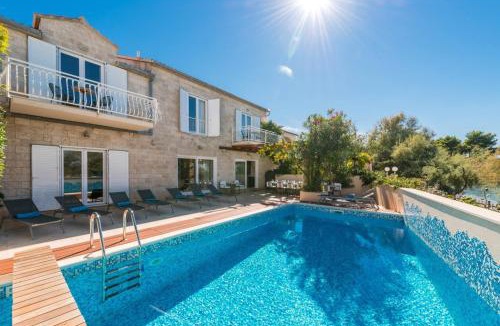 Mirce Villa | Luxury beachfront Villa Casa Mare with heated pool near Supetar - Brač