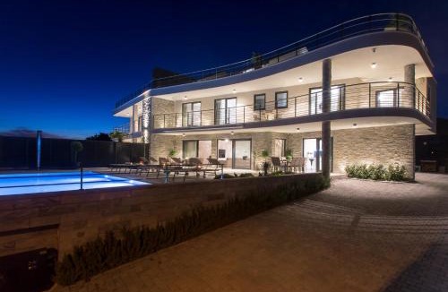Kastel Stafilic Villa | Luxury Beachfront Villa Sea Queen - Kastela