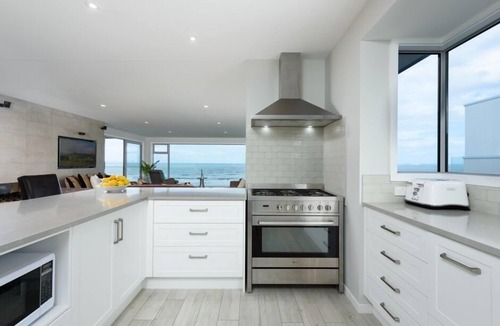 Omanu House | Luxury Beachfront with 180 degree views