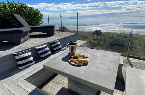 Omanu House | Luxury Beachfront with 180 degree views