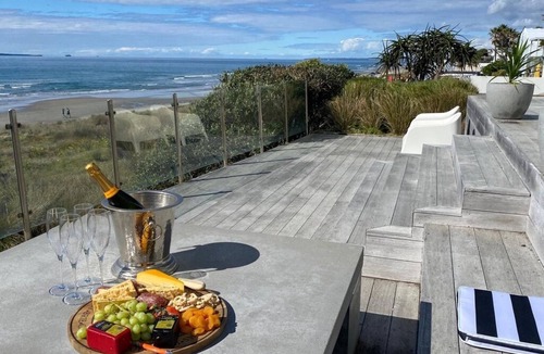 Omanu House | Luxury Beachfront with 180 degree views
