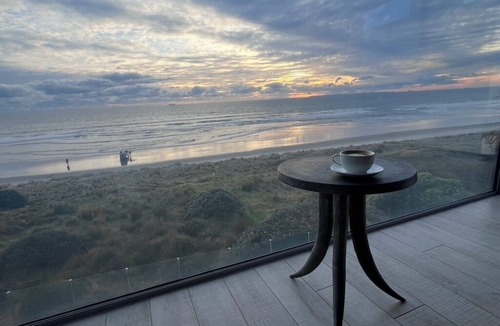 Omanu House | Luxury Beachfront with 180 degree views